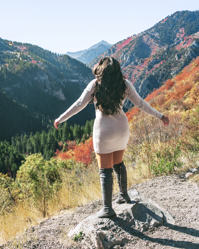 Outfits to Wear in Salt Lake City, Utah during the fall. Photo at the Alpine loop