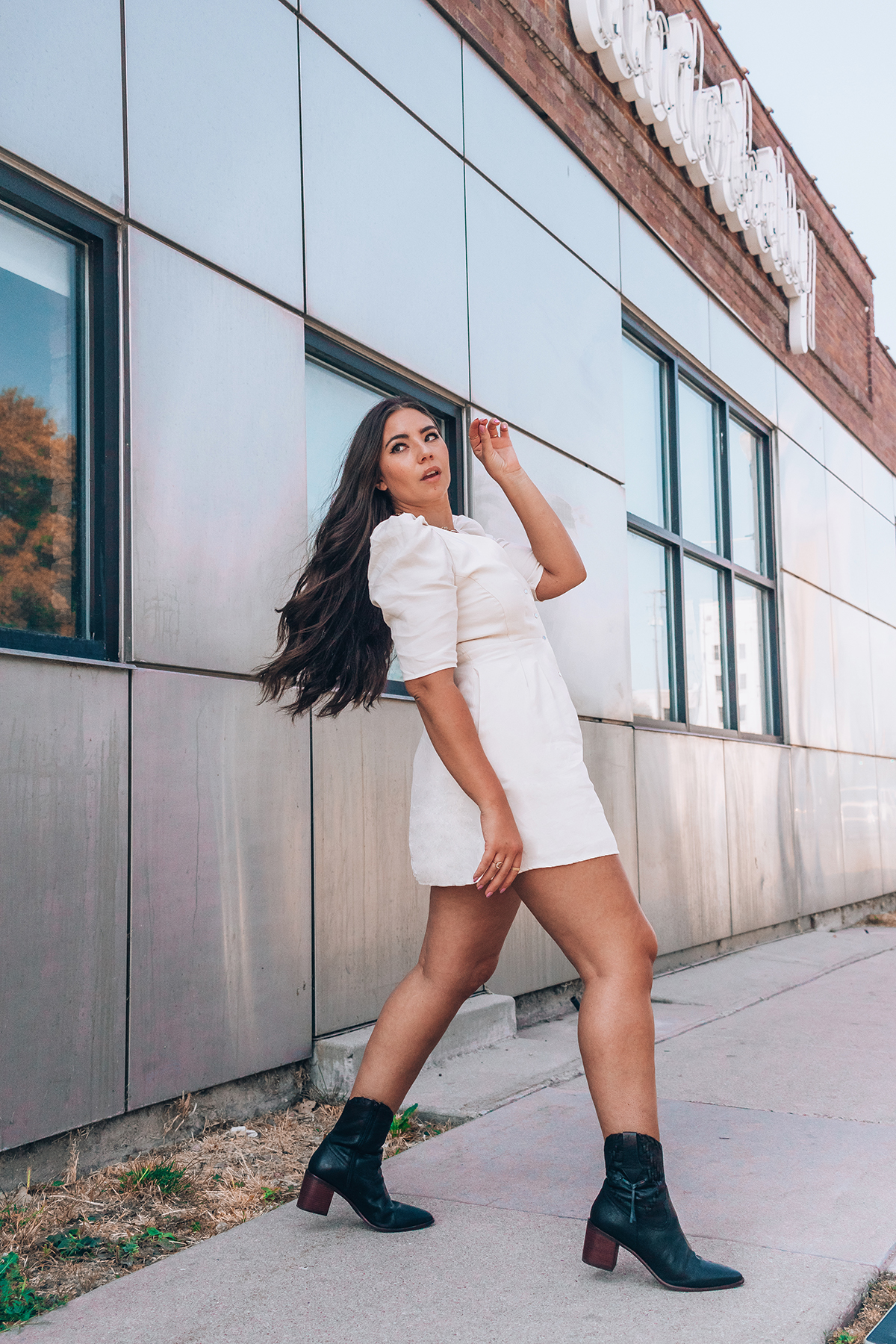 SLC, Utah influencer Lauryncakes wearing fall fashion. Her OOTD features a white tailored dress with puffy sleeves and pointy toe boots