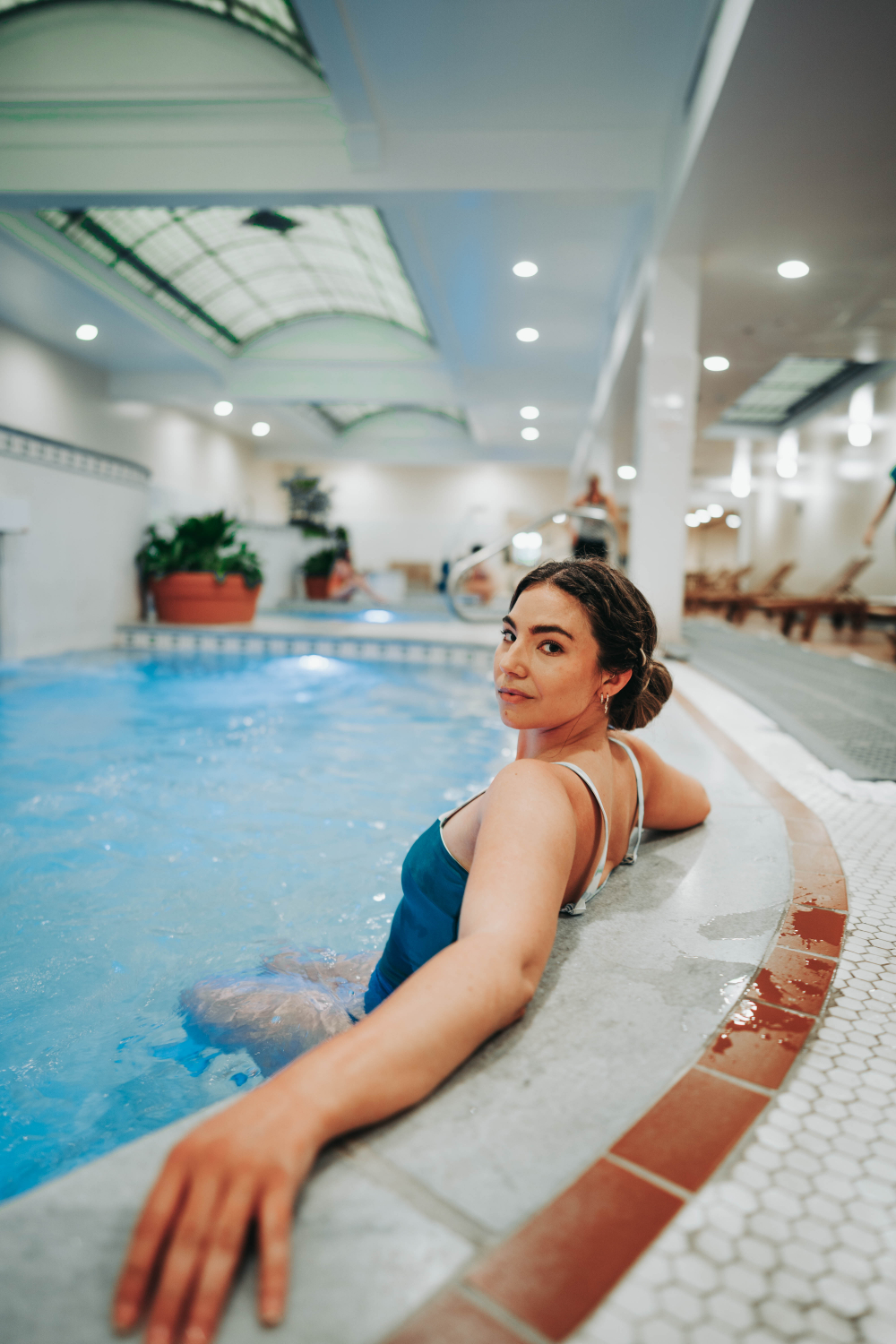 Lauyncakes, travel blogger, content creator, and influencer, sits and soaks in the Quapaw Baths of Hot Springs Arkansas